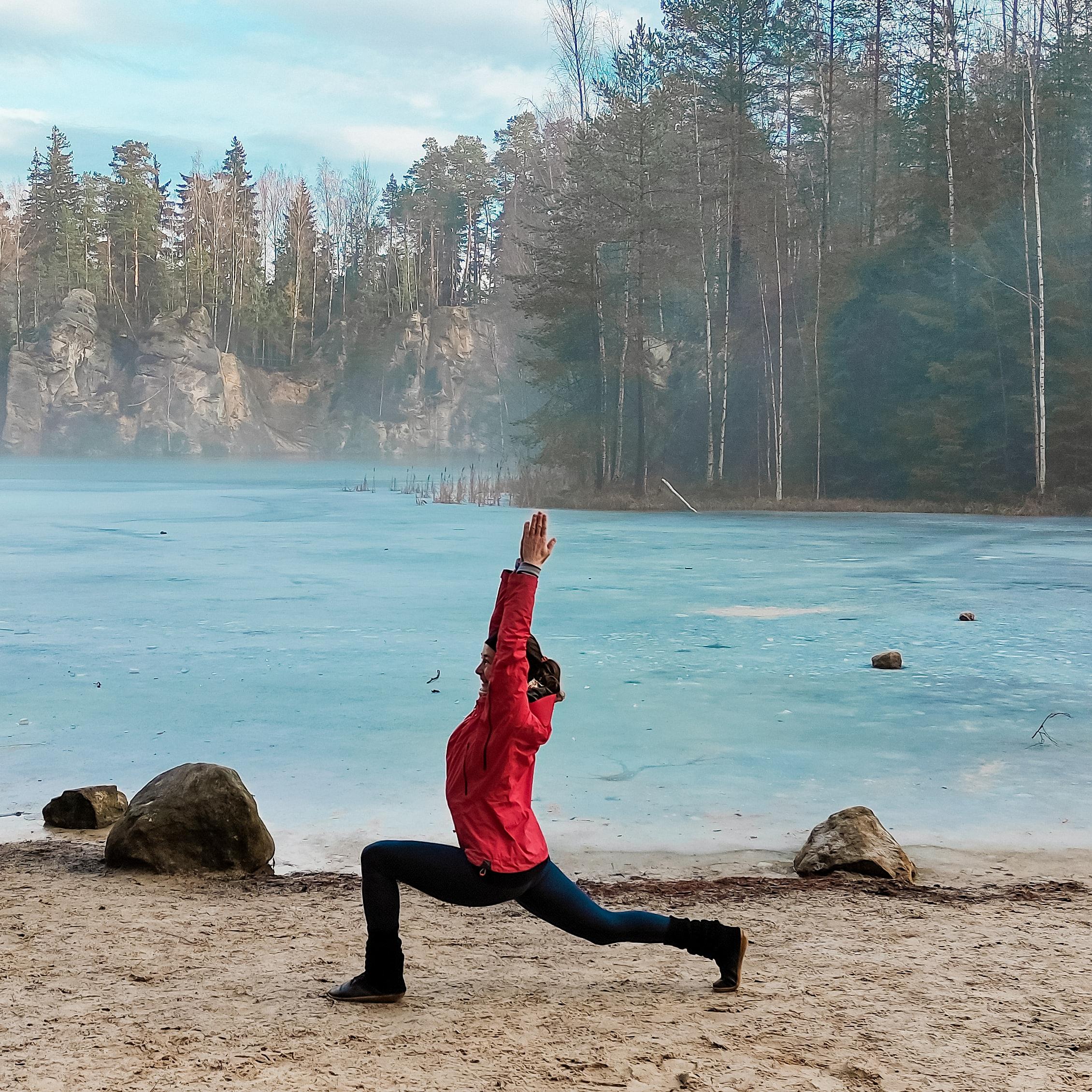Díky barefoot botám VIVOBAREFOOT můžete jógu cvičit venku i v chladných měsících.