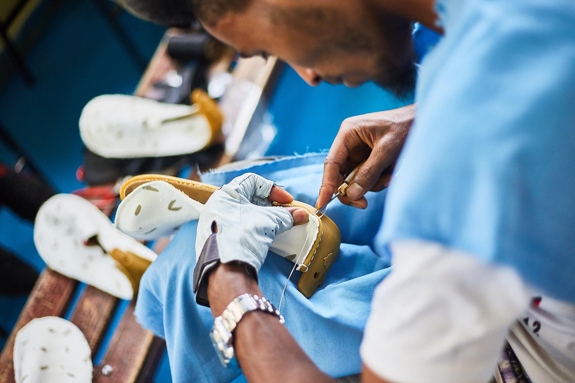 Ruční výroba bot VIVOBAREFOOT Ababa v Etiopii. Část výtěžku z každého prodaného páru jde na podporu místních komunit v rámci projektu Soul Of Africa.