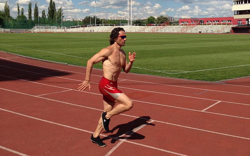 český atlet Jiří Mužík testuje běžecké boty Vivobarefoot