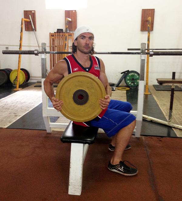 atlet Jiří Mužík v posilovně s barefoot botami Ultra Pure