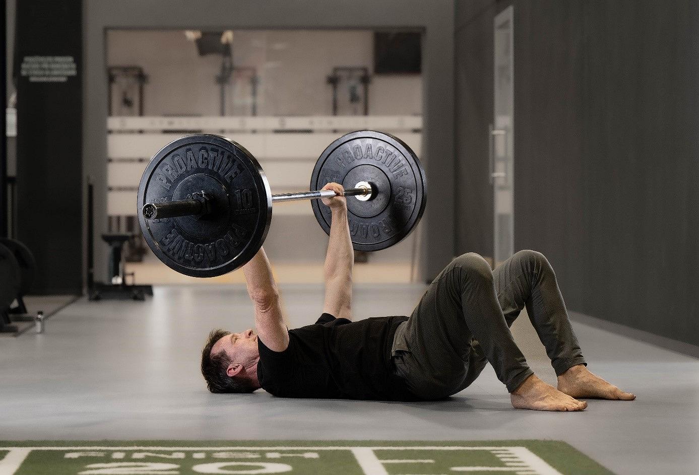 VELKOU OSOU VLEŽE NA ZÁDECH