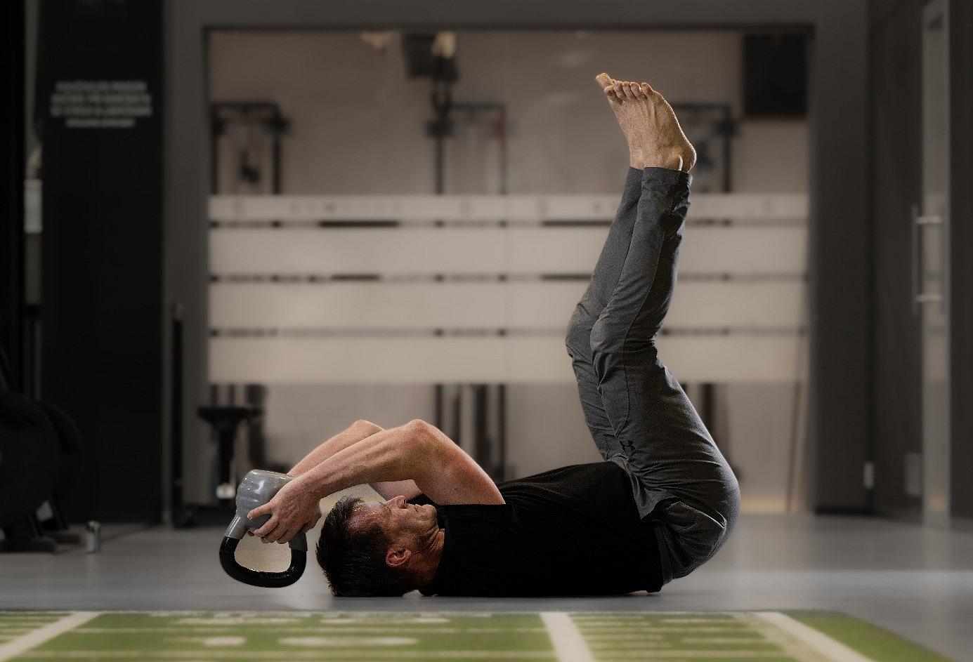 TRICEPSOVÝ TLAK VLEŽE NA ZÁDECH