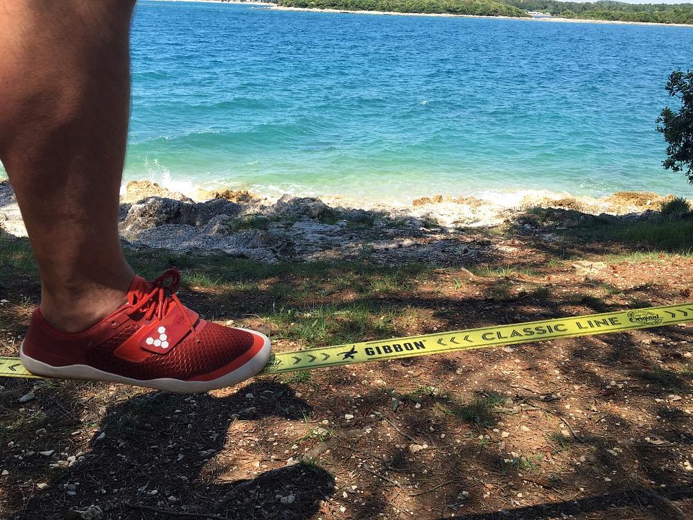 Bosá chůze je základ k posílení chodidla