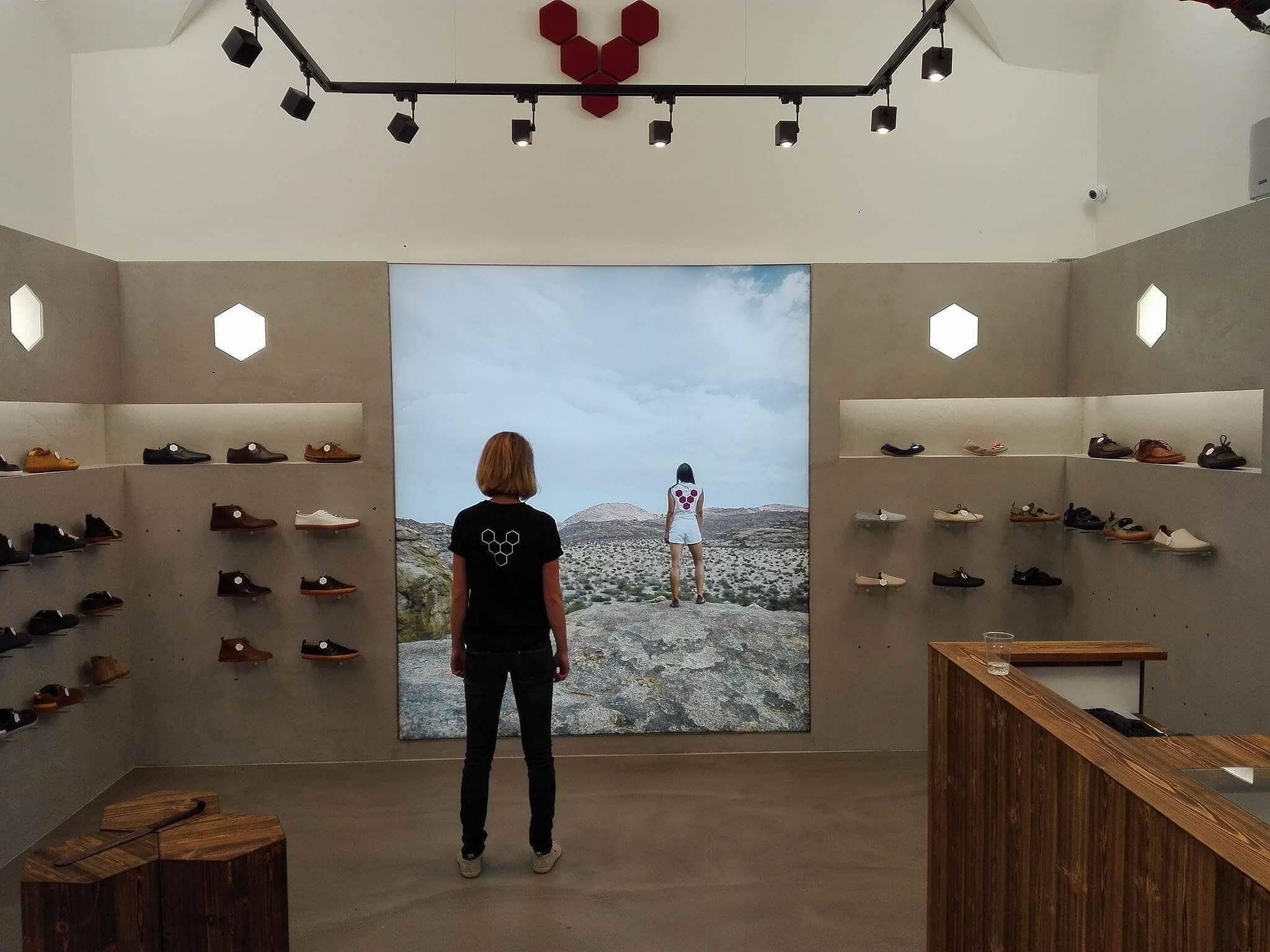 A takto to vypadá, poté co jsme do prodejny nastěhovali boty A takto to vypadá, poté co jsme do prodejny nastěhovali boty