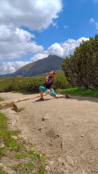 Výpad vpred s kolenom na zemi.