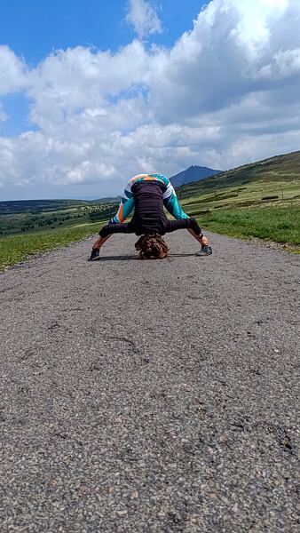 Hlboký predklon s rozkročenými nohami.