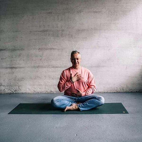 Autor článku - Václav Krejčík - je v jogovej pozícii v sede, pravú ruku má položenú na hrudi, ľavú na bruchu a sústredí sa na svoj dych.