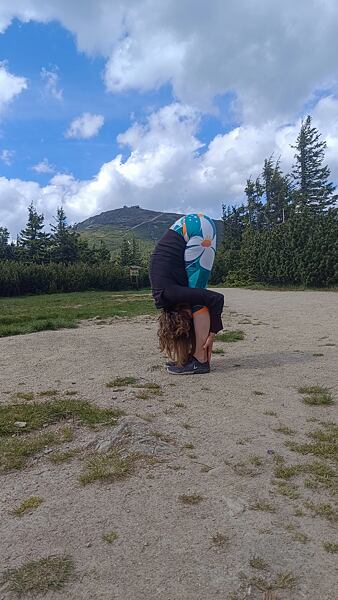 Hlboký predklon s vystretými nohami.