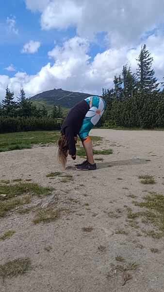 Hlboký zhyb s mierne pokrčenými kolenami.