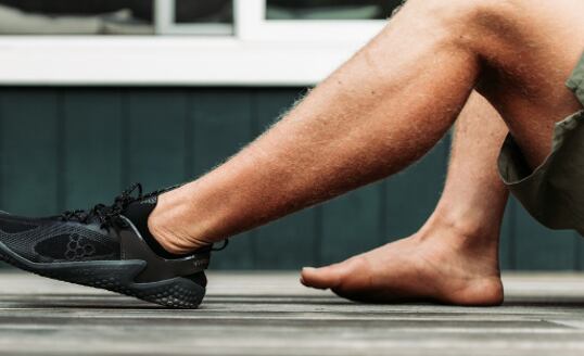 Patní ostruha: Jak vzniká, proč bolí a jak ji účinně léčit?