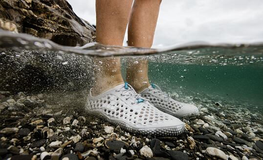 Z čoho sú vyrobené vegánske topánky VIVOBAREFOOT a aký je ich vplyv na životné prostredie?