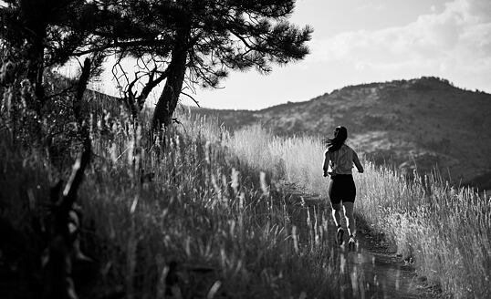 Bolest nohou: hlavní příčiny a jak minimalistické a barefoot boty mohou pomoci