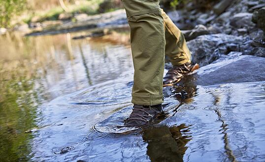 Vodotesné, vodoodpudivé a nepremokavé. Čo tieto pojmy znamenajú a ako sa v nich orientovať?