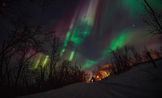 cez snehové búrky a zamrznuté rieky