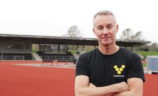 Majster behu naboso: rozhovor s Lee Saxbym v časopise Men's Running